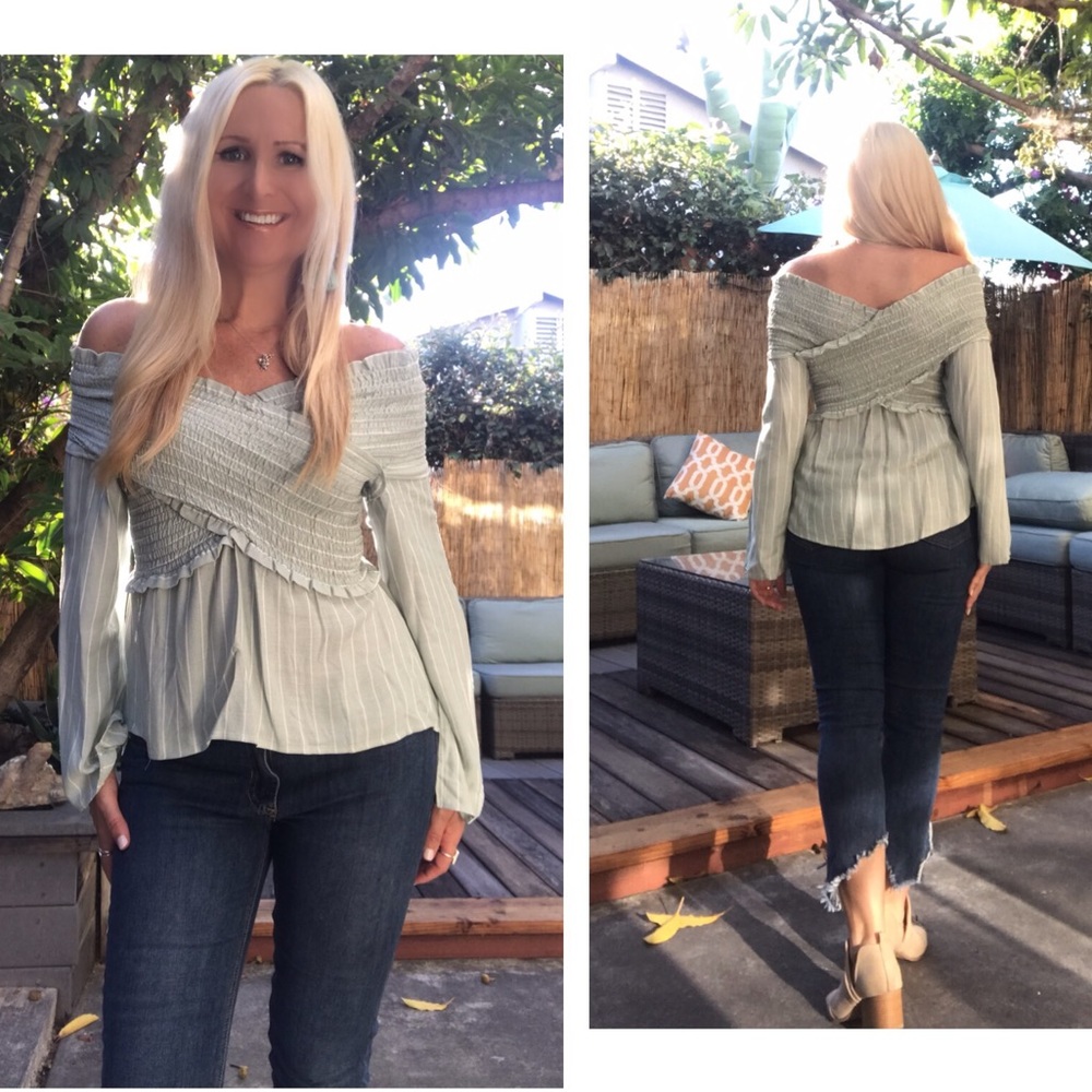 ☕️Sage Crisscrossing Bell Sleeve Top🤩